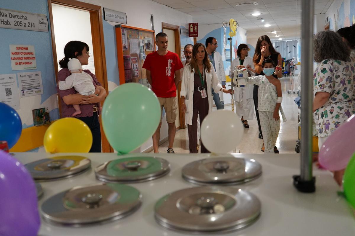 Así ha sido la tradicional visita del carrito de helados al hospital Reina Sofía