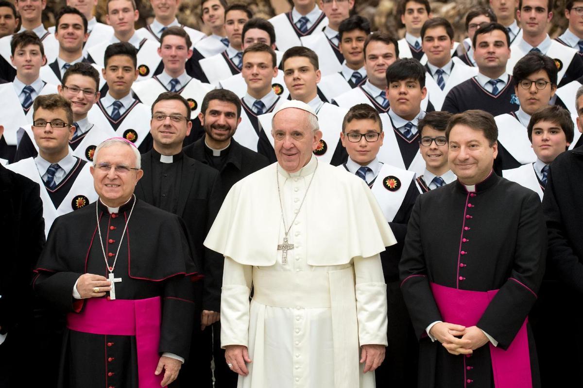 El obispo Jesús Murgui, el papa Francisco y Carlos Mendiola, cuando el pontífice recibió a los alumnos del seminario de Orihuela-Alicante