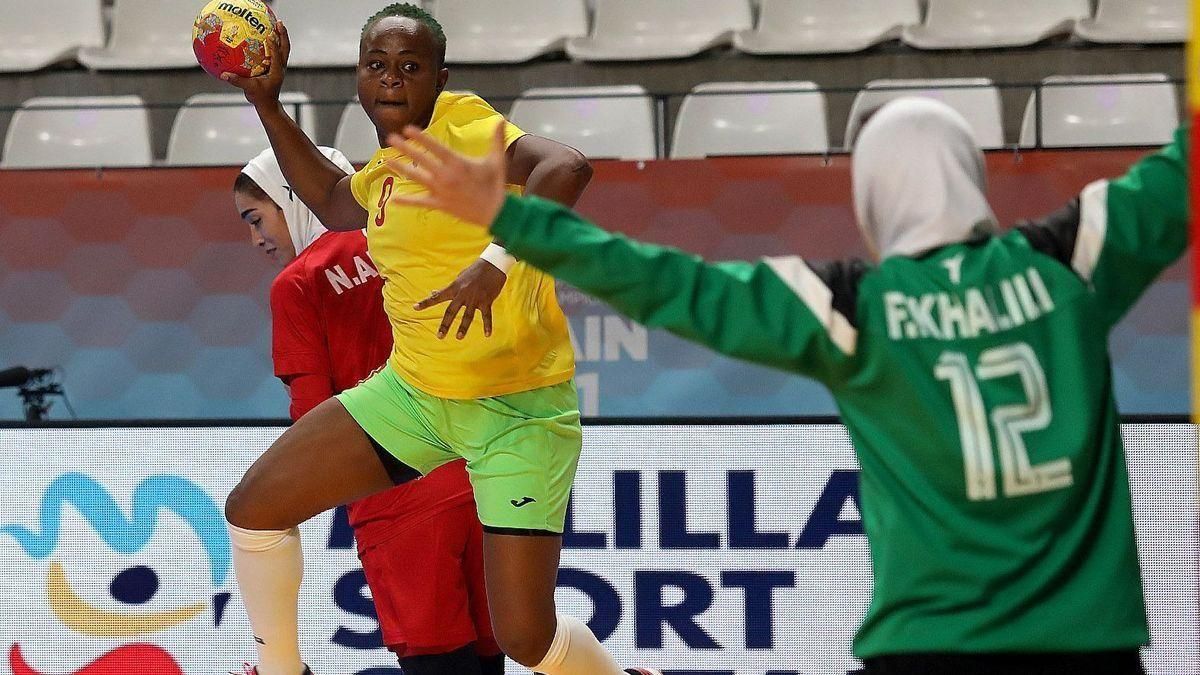 Una jugadora de la selecció iraniana d’handbol fuig de l’hotel a València després d’un partit del Mundial