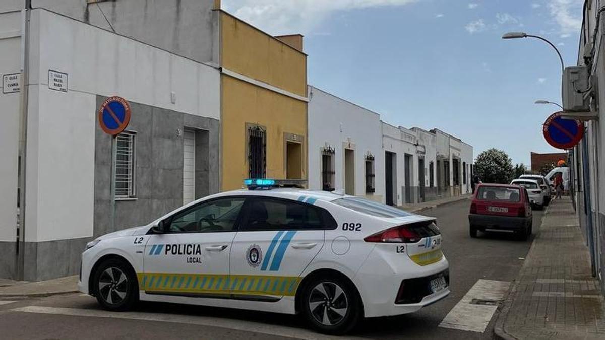 Policía local corta la calle Miguel Marín, junto a la zona del incendio de este sábado.