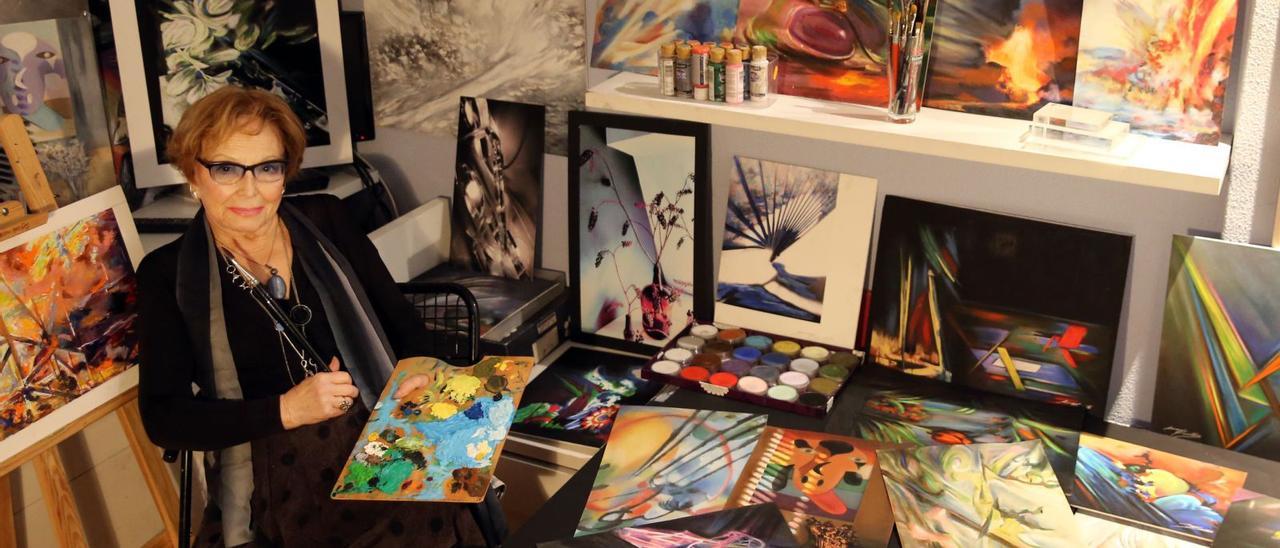 Mary Quintero, en su casa de Vigo, rodeada de algunas de sus pinturas basadas en fotografías.  /  MARTA G. BREA