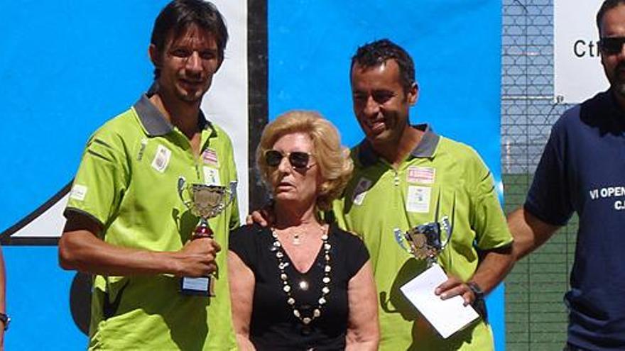 Los ganadores del torneo con la viuda del empresario Francisco Prieto.