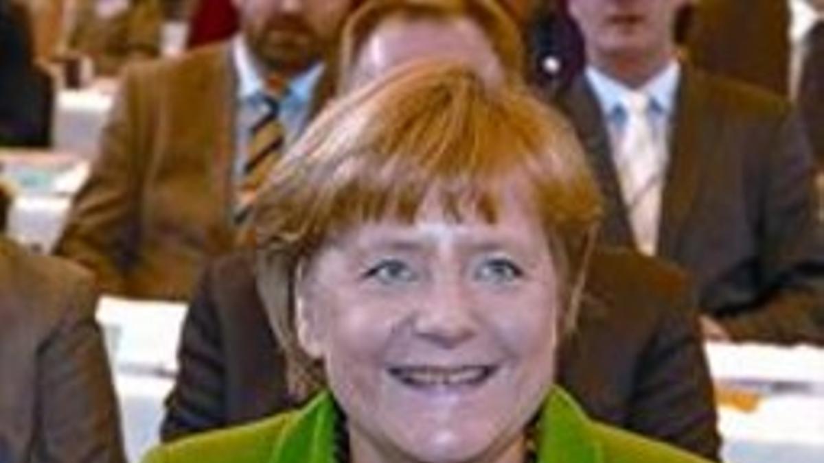 Merkel sonríe durante un acto religioso en el norte de Alemania, ayer.