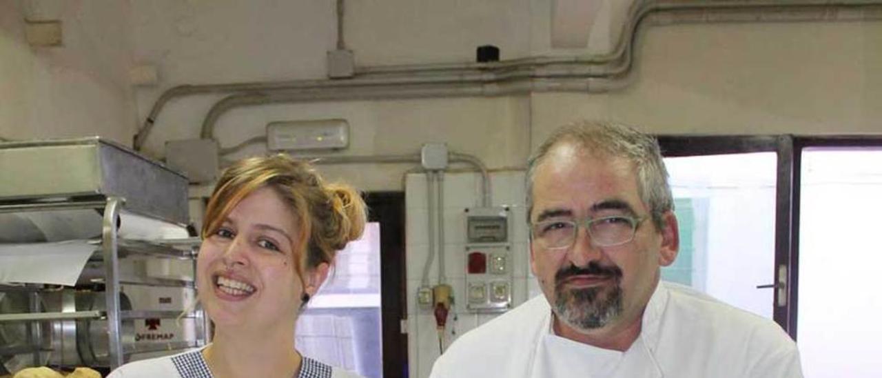 Casandra Forcelledo y José Luis Martínez, con tartas &quot;Piloña&quot;.