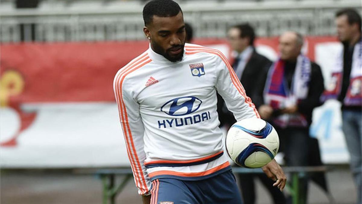 Lacazette calienta antes de jugar contra el Reims