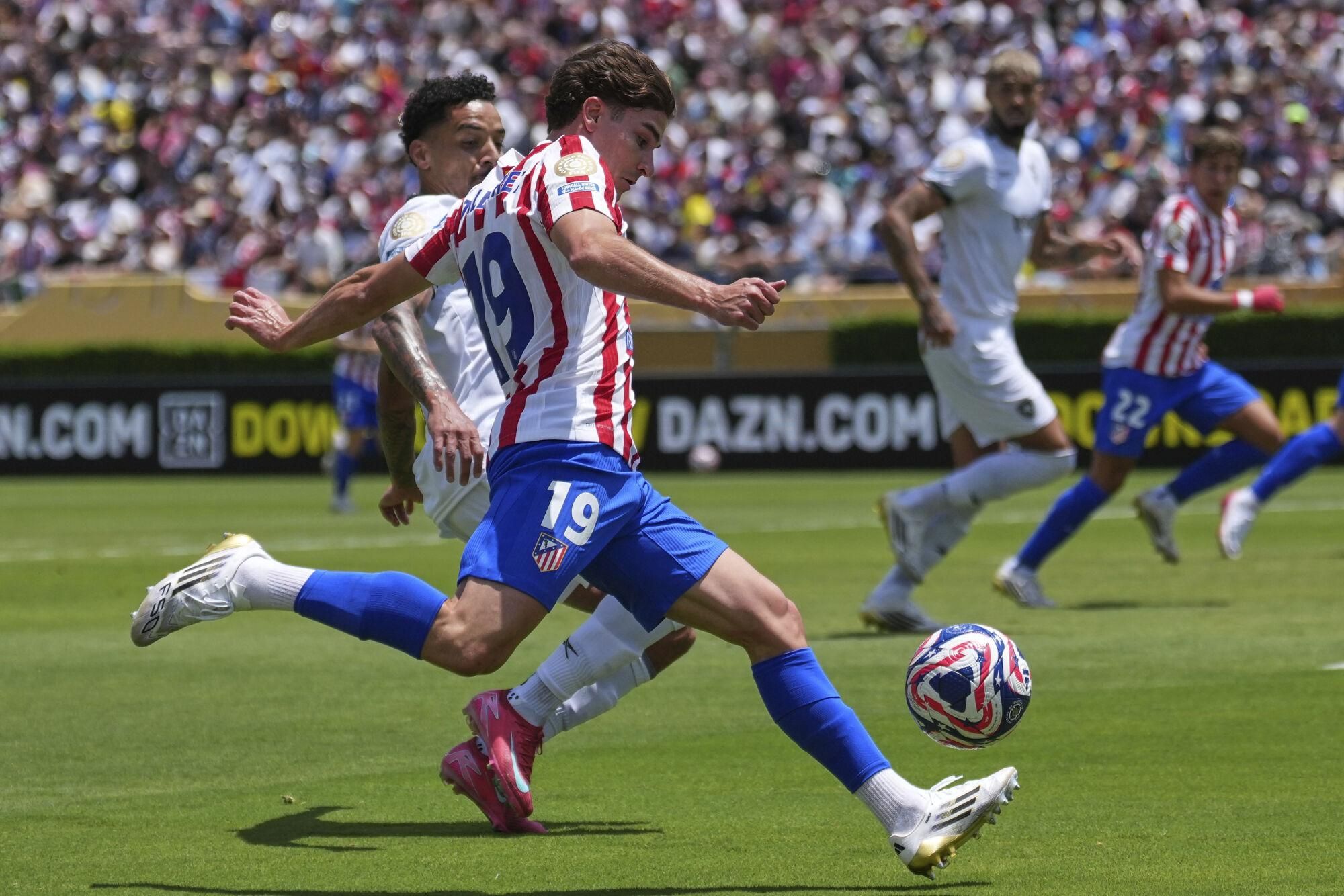 Atletico Madrid's Julian Alvarez, front, controls a ball chased by Botafogo's Gregore during the Club World Cup Group B soccer match between Atletico Madrid and Botafogo in Pasadena, Calif., Monday, June 23, 2025. (AP Photo/Jae Hong). EDITORIAL USE ONLY/ONLY ITALY AND SPAIN