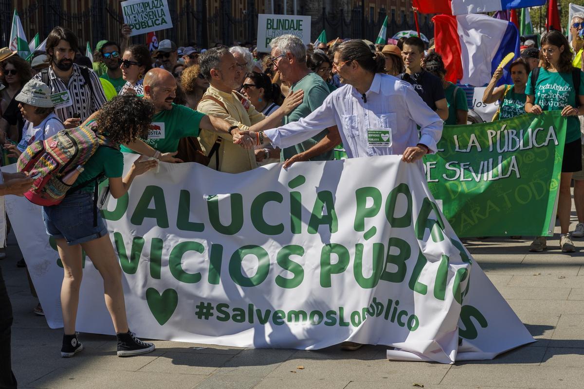 GRAFAND1554. SEVILLA, 01/06/2024.- Representantes de los partidos políticos en la cabecera se saludan ante cientos de personas concentradas ante el Palacio de San Telmo de Sevilla, sede del gobierno andaluz, para participar en las manifestaciones convocadas por las Mareas, Sindicatos y Partidos Políticos en las capitales de Andalucía en defensa de los servicios públicos bajo el lema ”Andalucía por los servicios públicos”. EFE/ Julio Muñoz