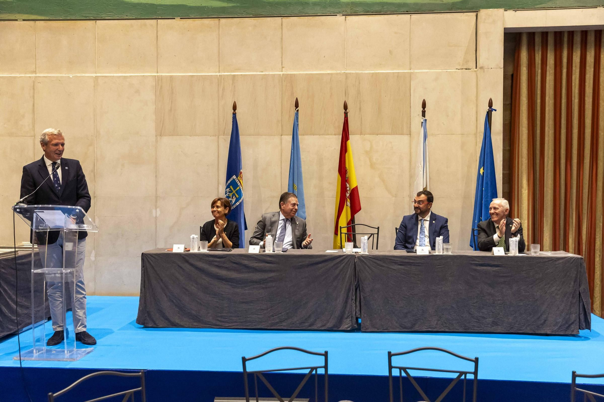 La Asociación Día de Galicia en Asturias entrega su medalla de oro a Adrián Barbón y Carmen Moriyón