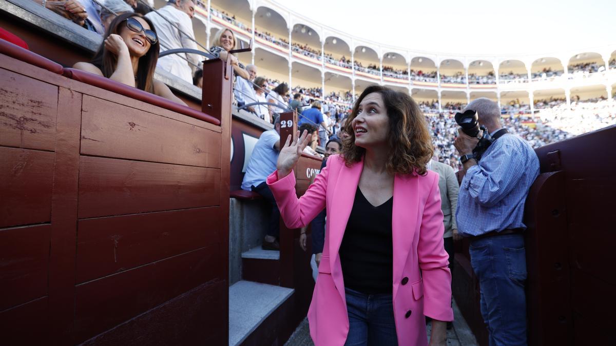 Isabel Díaz Ayuso en el burladero de la Plaza de toros de Las Ventas.