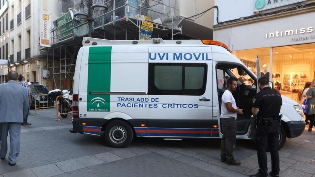 Una UVI móvil en la calle Gondomar, en una imagen de archivo.