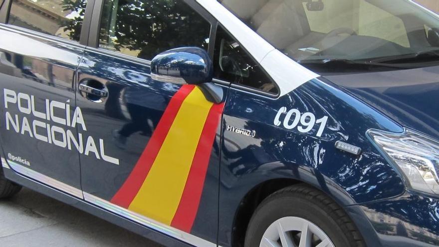 Una mujer corta con una navaja en los testículos a su pareja en València