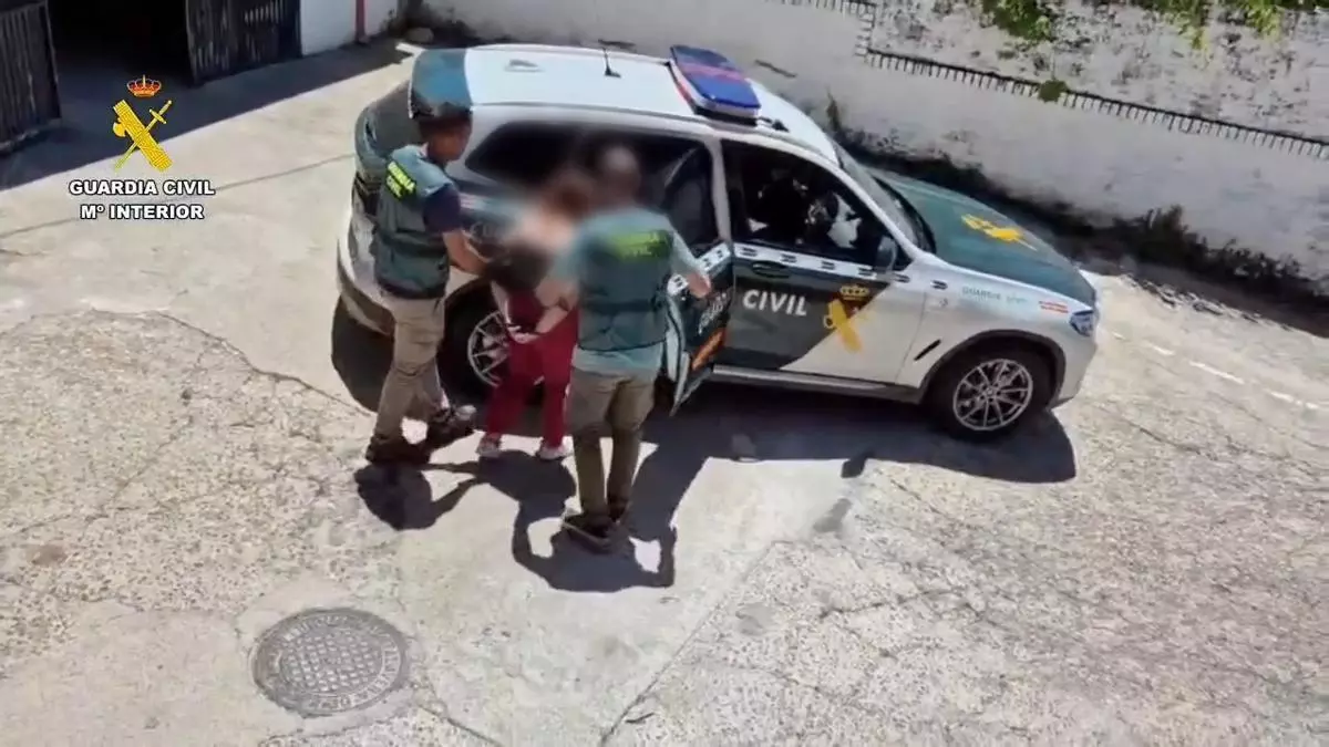 Dos detenidos por robar más de 1.000 euros en una tienda y billetes de dólares de un coche en Cuacos de Yuste