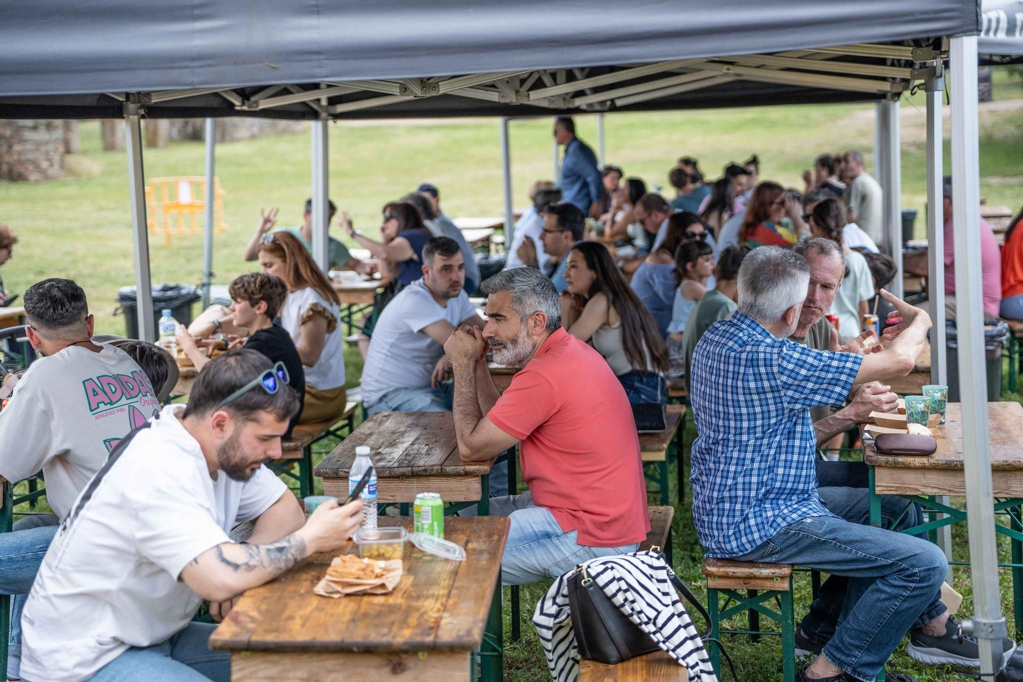 De cerveceo junto al Acueducto de Los Milagros de Mérida