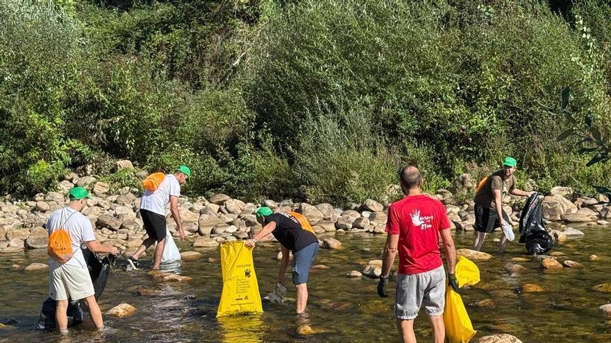 Así fue la sextaferia de limpieza del río Nalón tras el Descenso Folklórico de Laviana
