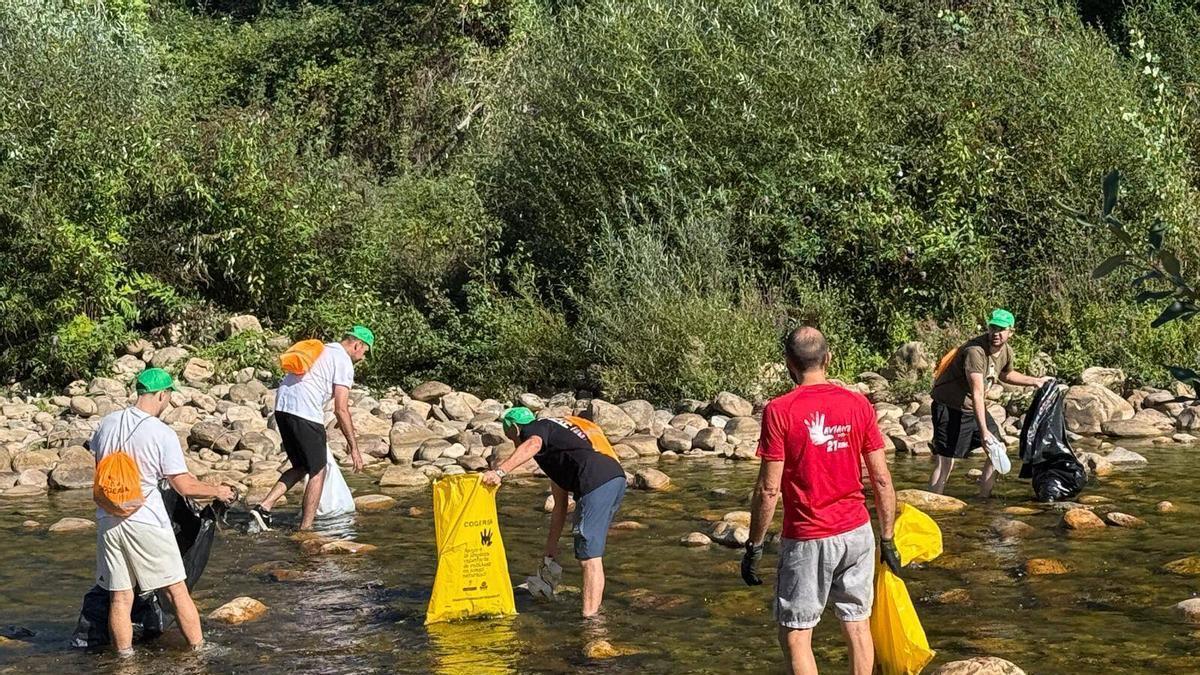 Así fue la sextaferia de limpieza del río Nalón tras el Descenso Folklórico de Laviana