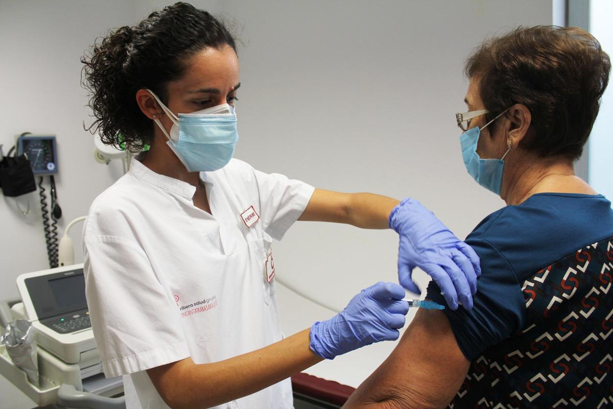 Vacunación a una persona mayor en el departamento de salud del Hospital del Vinalopó.