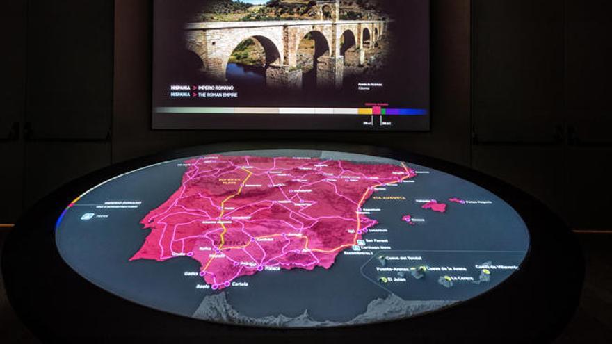 Sala del interior del Museo Arqueológico Nacional, en Madrid, con el mapa que sitúa a Canarias en el Mediterráneo.