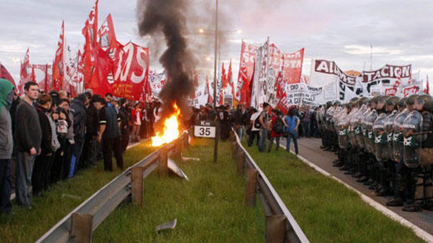 Policías se enfrentan a manifestantes en Buenos Aires.