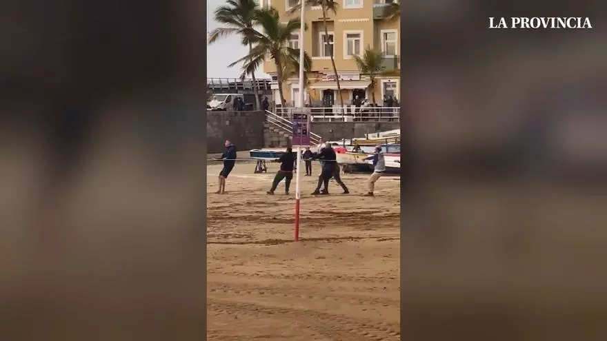 Solidaridad en Las Canteras ante la borrasca