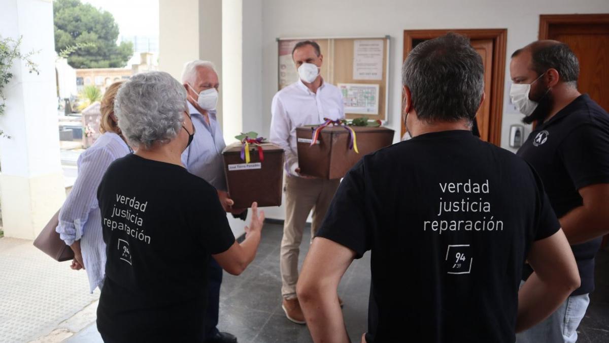 Entrega de los restos a los familiares en el cementerio de Paterna