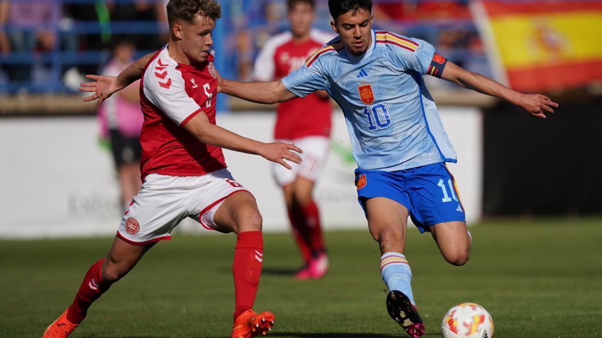 Ilias, uno de los atractivos de España, pugna con un rival danés en el partido jugado en Almendralejo.