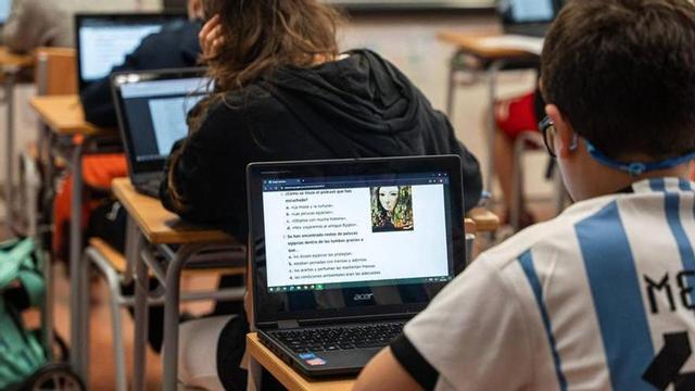 Alumnos de instituto durante una clase en su centro.