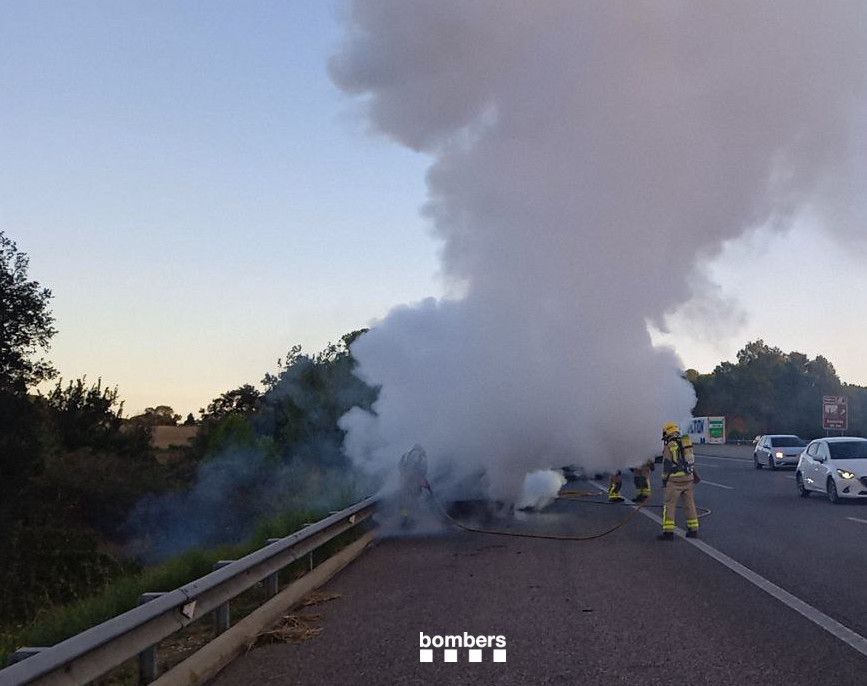 Crema totalment un cotxe a Bàscara