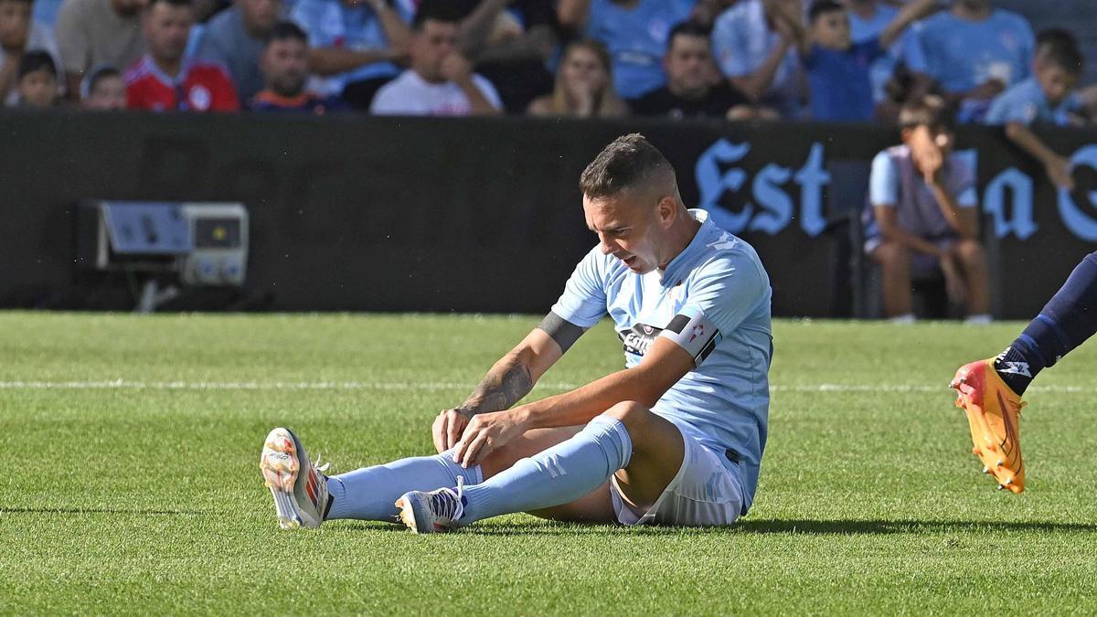 Iago Aspas sentado en el suelo en el partido contra el Alavés en Balaídos