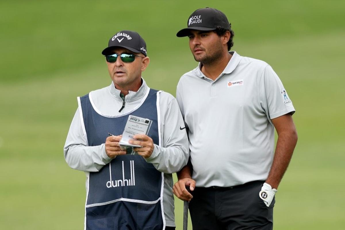 Chacarra y su caddy estudian un golpe durante la primera vuelta del Alfred Dunhill Championship