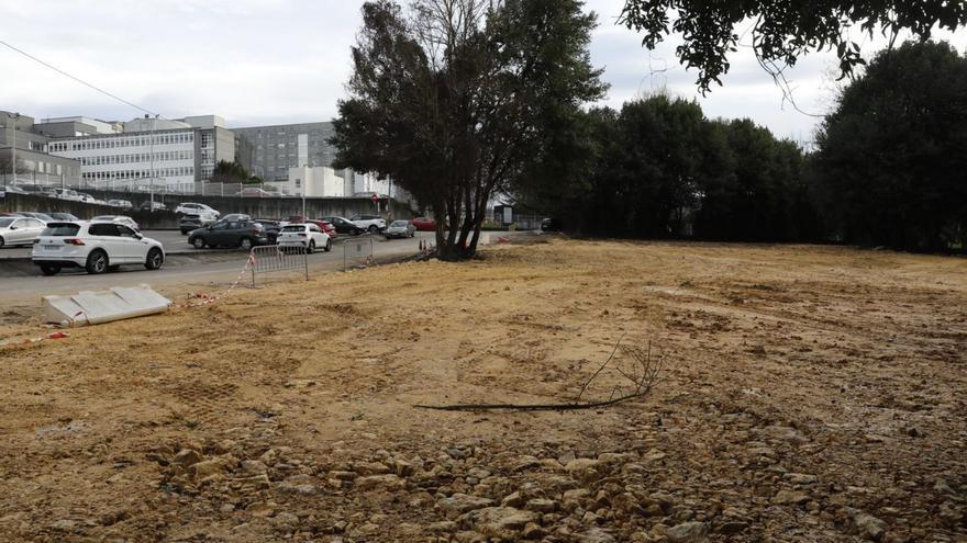 Finca ya despejada del futuro aparcamiento provisional de Cabueñes.  | FERNANDO RODRÍGUEZ