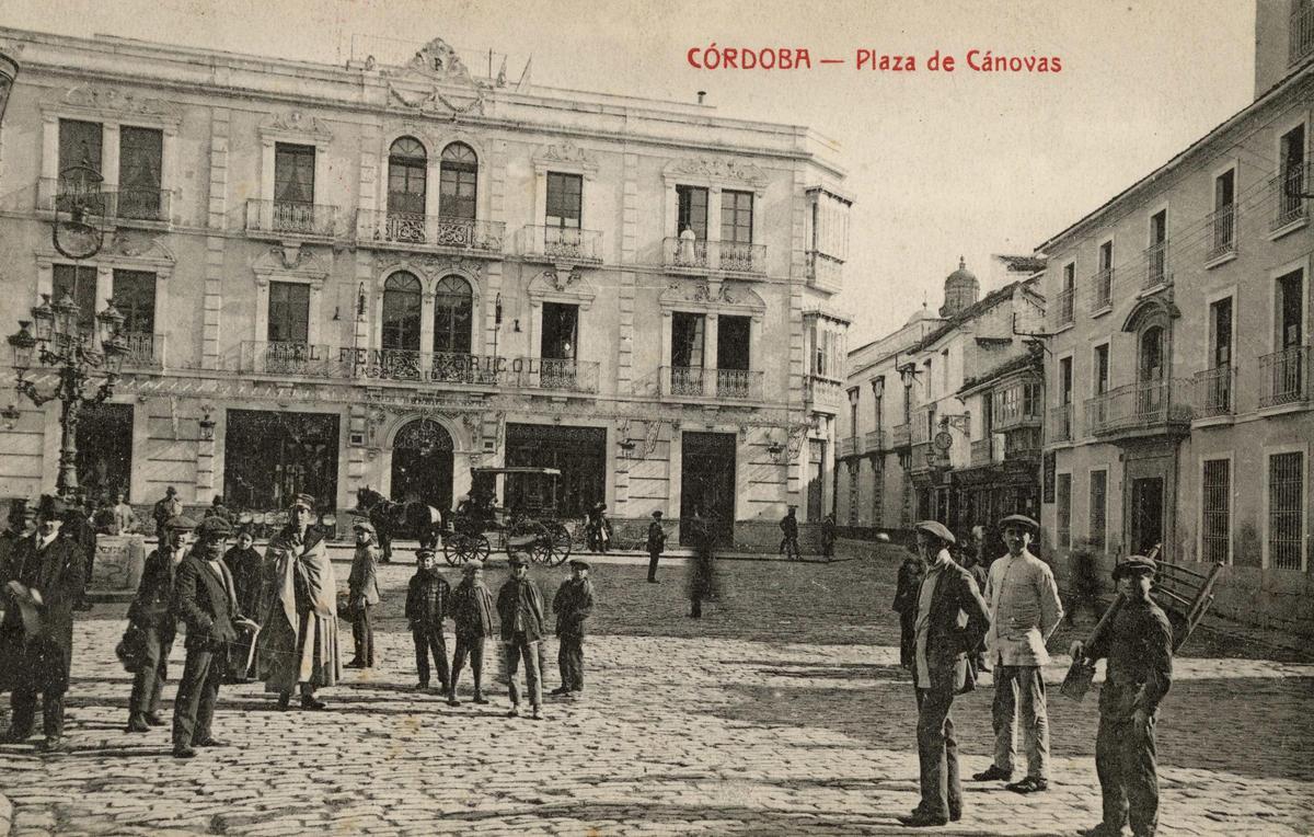 En 1860, los hermanos Puzzini adquirieron un solar en las Tendillas y arrancó así la historia del hotel Suizo, el primer gran hotel de la ciudad. El avance urbanístico obligó a su demolición en 1924.