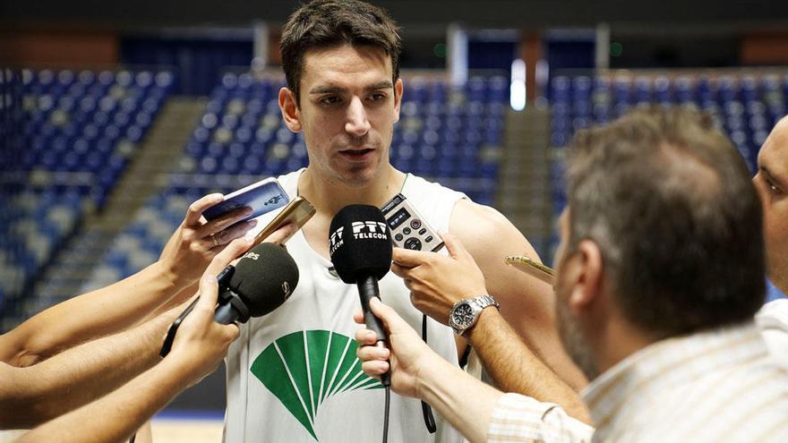 El capitán cajista, Carlos Suárez, atiende a los medios.