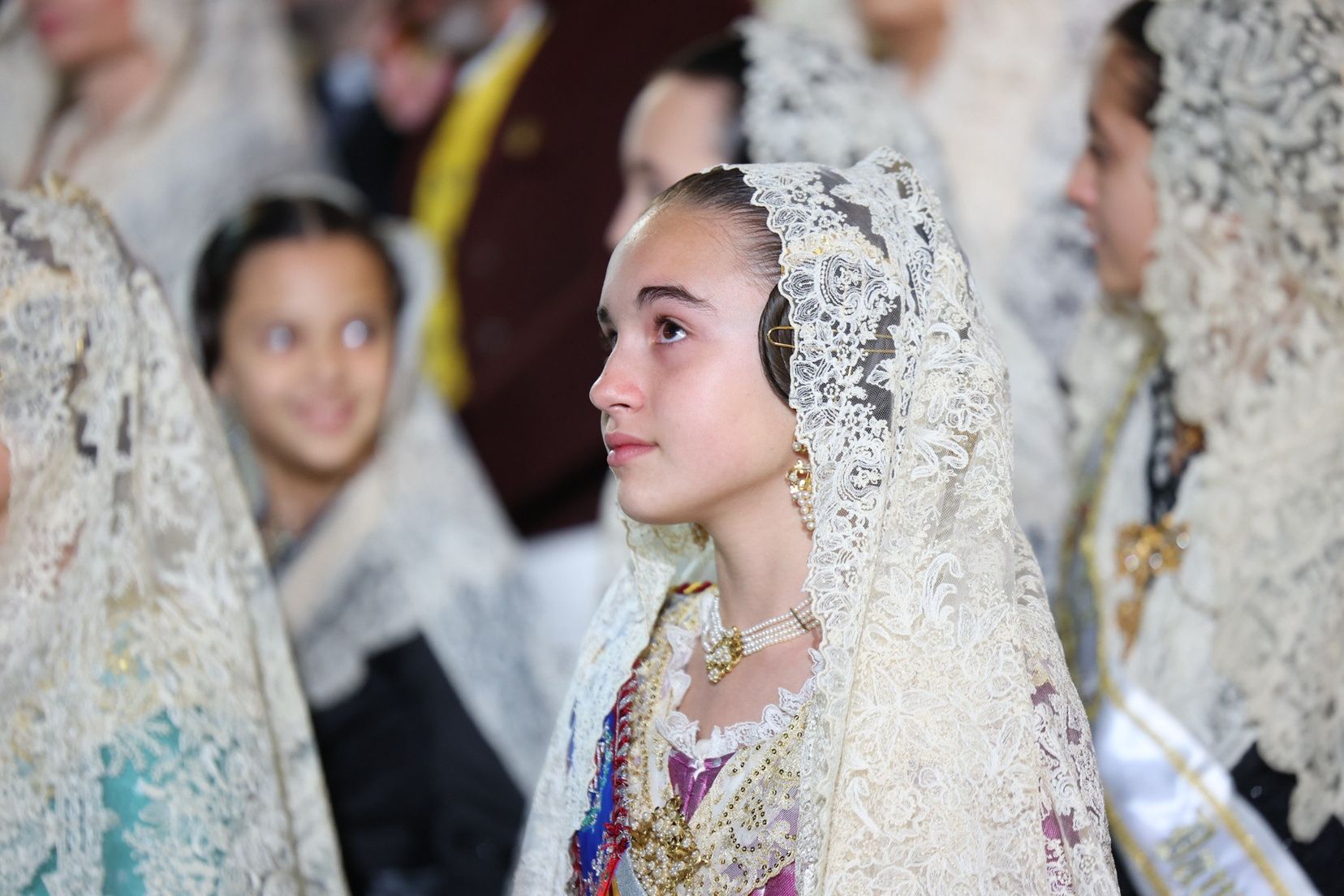 La fallera mayor infantil de València, ante la Virgen