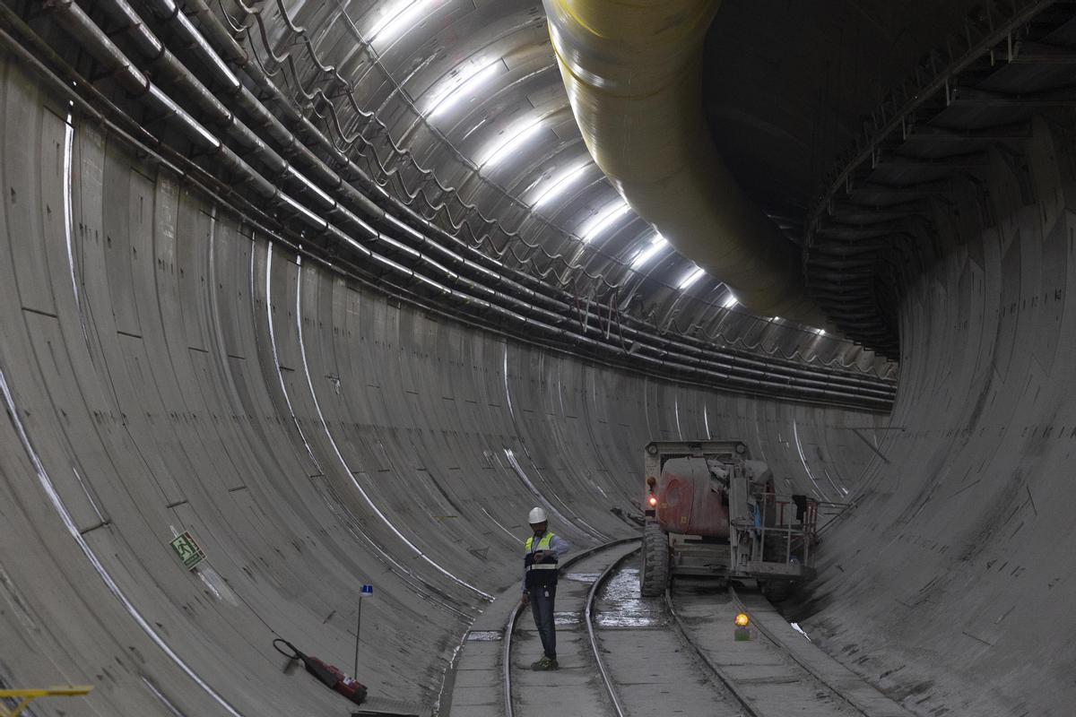Imagen del túnel de la L9 del metro, en el tramo entre Manuel Girona y Sarrià, en el recorrido ya acabado por la tuneladora.
