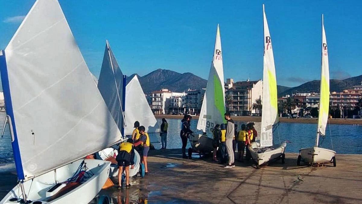 Alumnes de cinquè de primària fent vela.