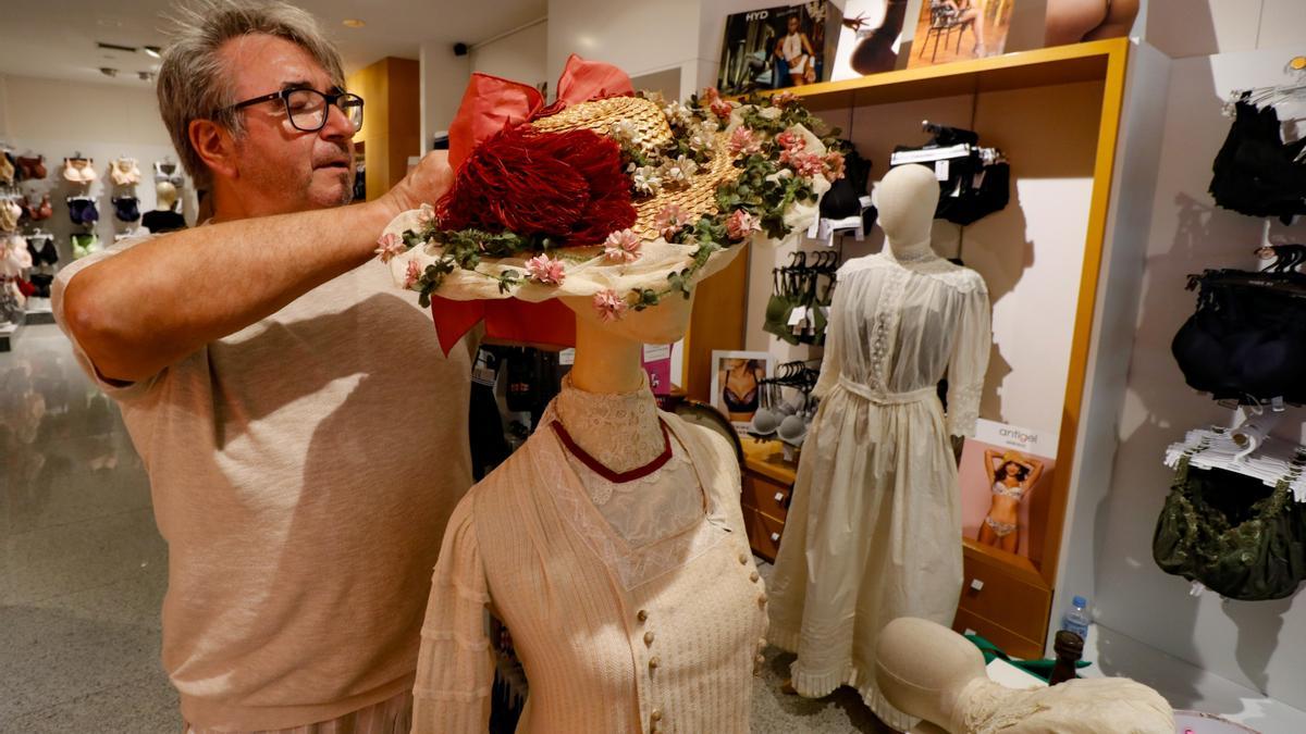 Santiago Egurbide, fabricante de sombreros de época, con uno de los modelos se pueden ver estos días en un comercio de Alcoy.