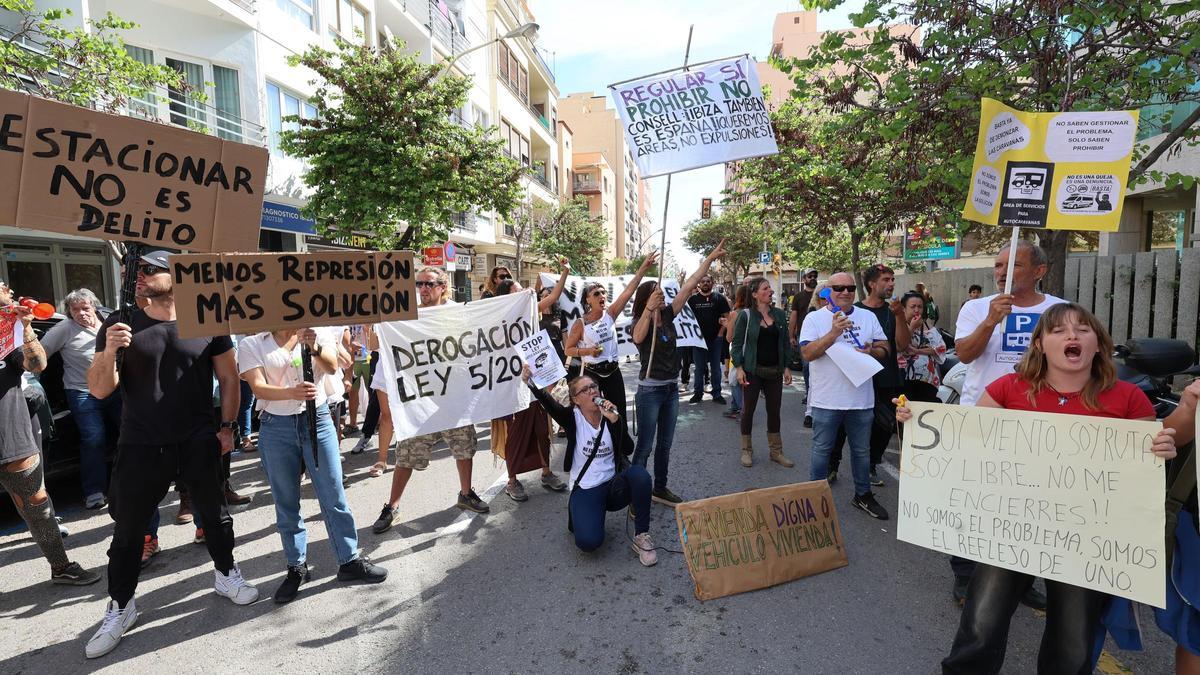 Imagen de la manifestación de caravanistas frente al Consell.
