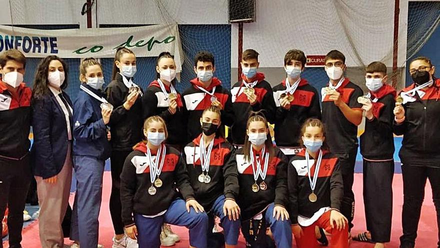 Los deportistas del Hebe, con sus medallas y trofeos. |  // C.H.