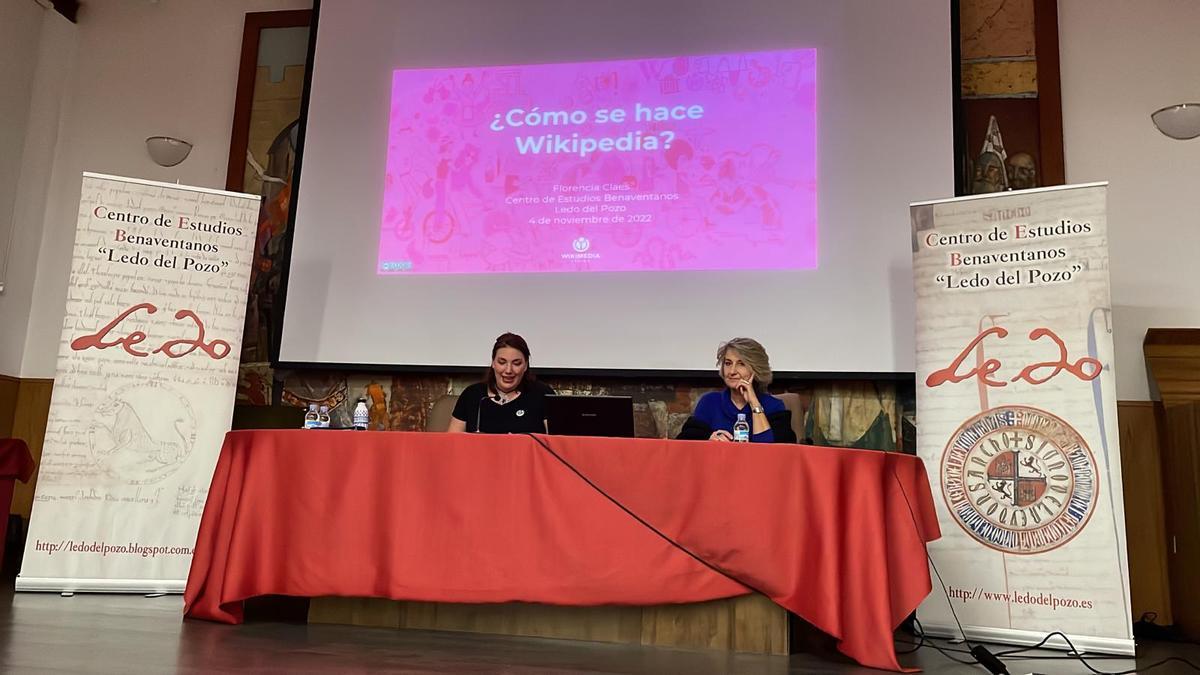 Florencia Claes y Carmen Galdón en la conferencia en La Encomienda.