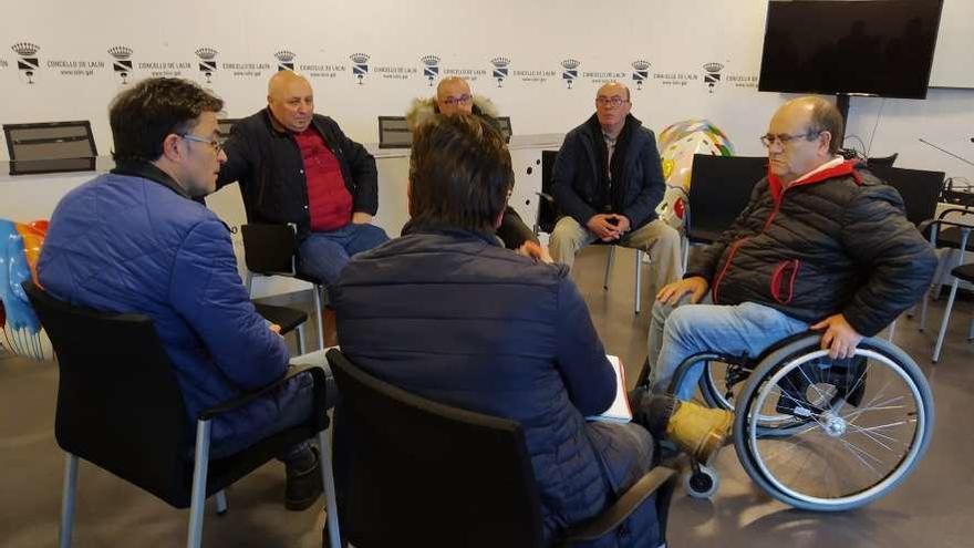 Reunión de representantes municipales con empresarios del sector.