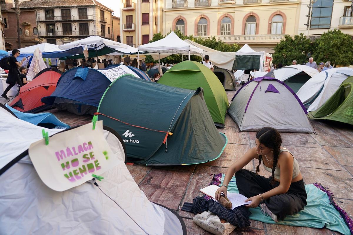 La acampada por un vivienda digna en la plaza de la Constitución este martes, 29 de septiembre.