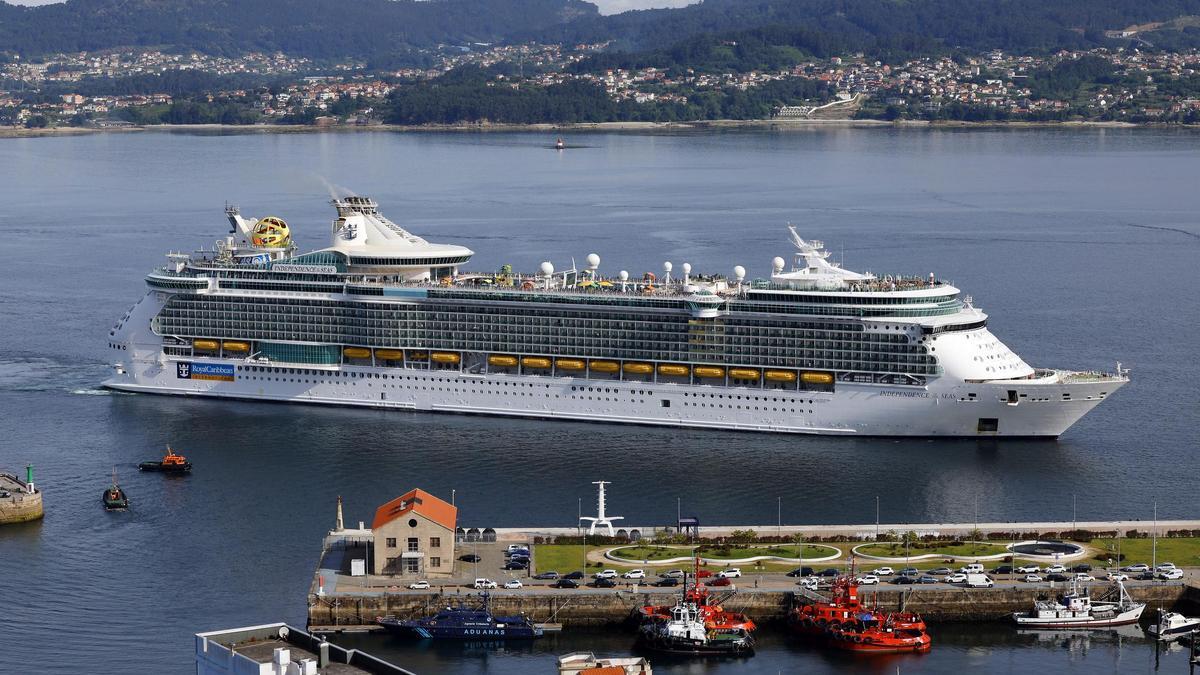 El crucero «Independence of the Seas», esta mañana llegando a la Estación Marítima de Vigo