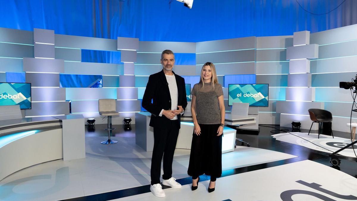 Toni Cantó y Rosa Porta, presentadores de 'El debat'
