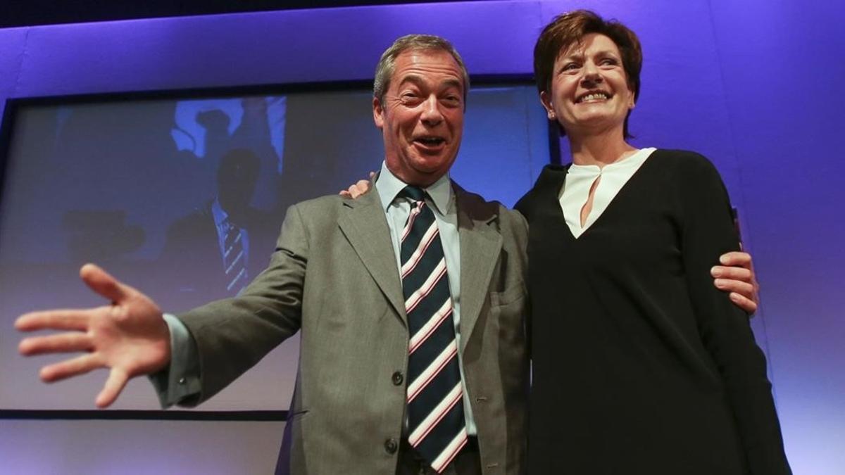 La líder del UKIP Diane James junto a su antecesor Nigel Farage.