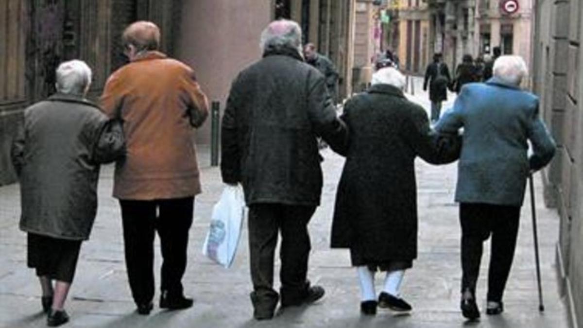 Un grupo de jubilados pasea por el centro de Barcelona.