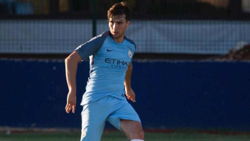 Erik Sarmiento juga de lateral esquerre amb el Filial del Manchester City.