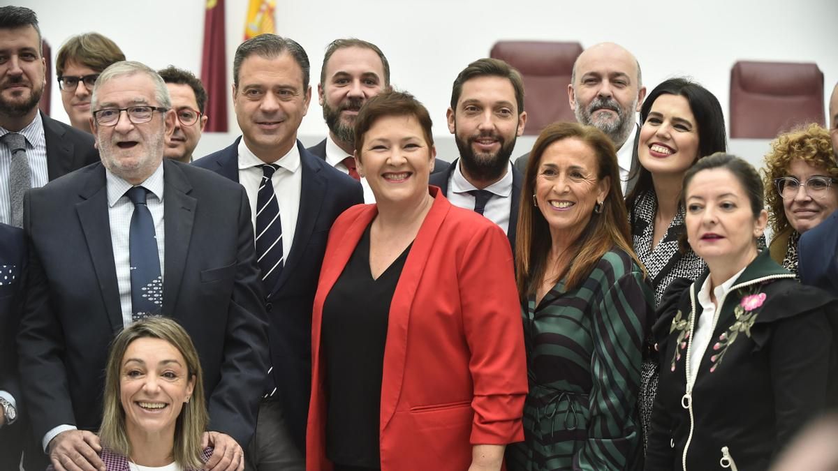 El equipo de Ortuño posa con diputados del Grupo Parlamentario Popular y con el presidente de la Asamblea, Alberto Castillo.