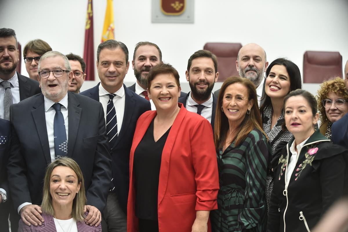El equipo de Ortuño posa con diputados del Grupo Parlamentario Popular y con el presidente de la Asamblea, Alberto Castillo.