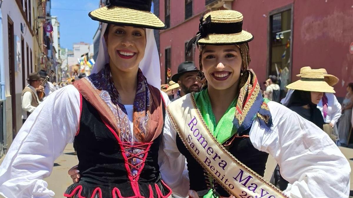 Carolina Marín, junto a la Romera Mayor de San Benito, en su visita a Tenerife