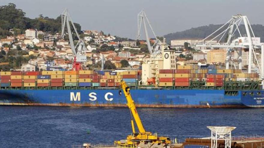 El &quot;MSC Fortunate&quot;,  el último barco desviado de Portugal, atracado el jueves en la terminal de Guixar.  // J. Lores